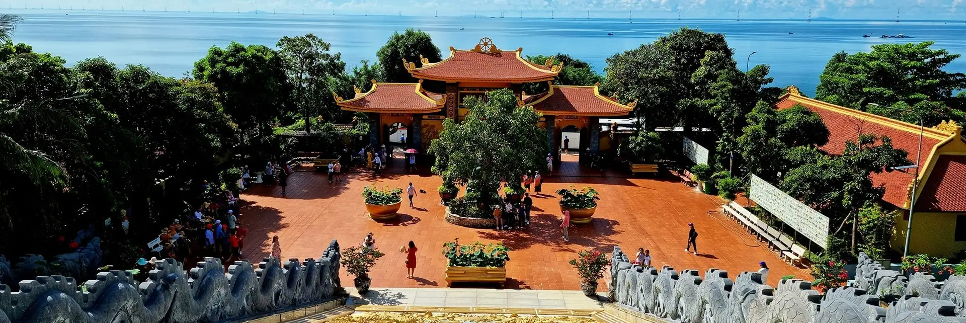 Chùa Hộ Quốc và sân chùa nhìn từ trên cao