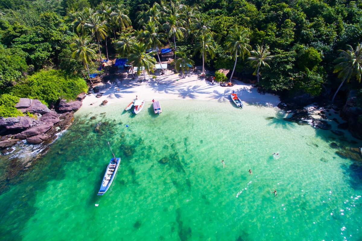 Bãi biển và cano tại khu vực đảo Mây Rút